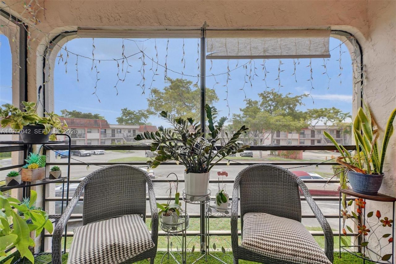 871 NE 207 Ln, Unit 203-15, Miami, FL 33179 Photo