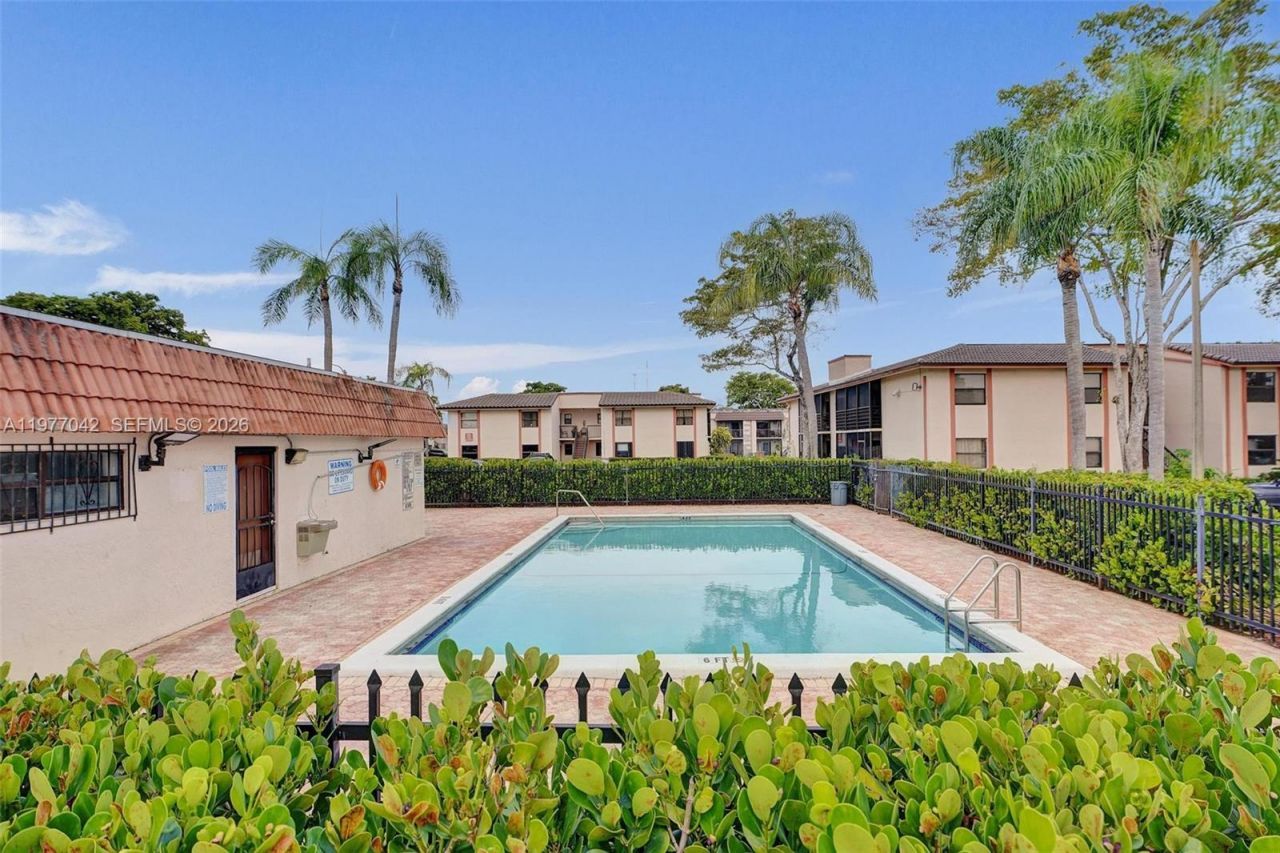 871 NE 207 Ln, Unit 203-15, Miami, FL 33179 Photo