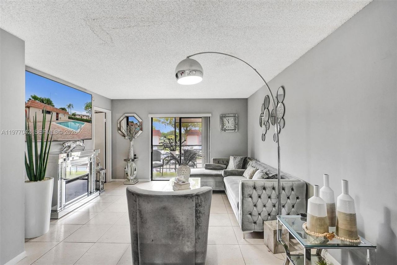 871 NE 207 Ln, Unit 203-15, Miami, FL 33179 Photo