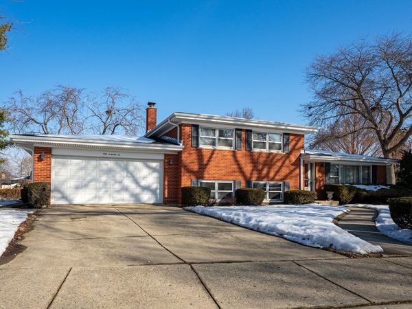 910 E Kimber Drive , Arlington Heights, IL 60005