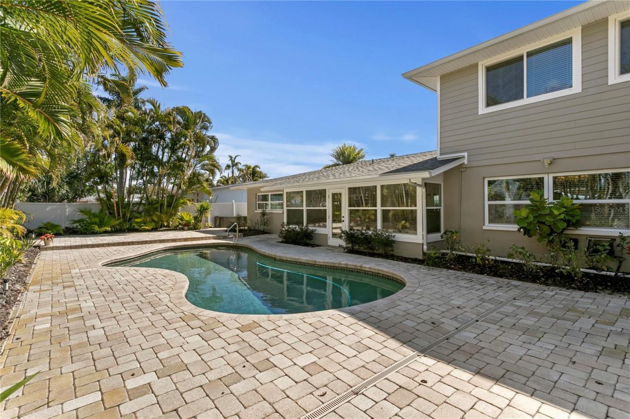 6604 Blue Heron Drive S, Saint Petersburg, FL 33707 Photo
