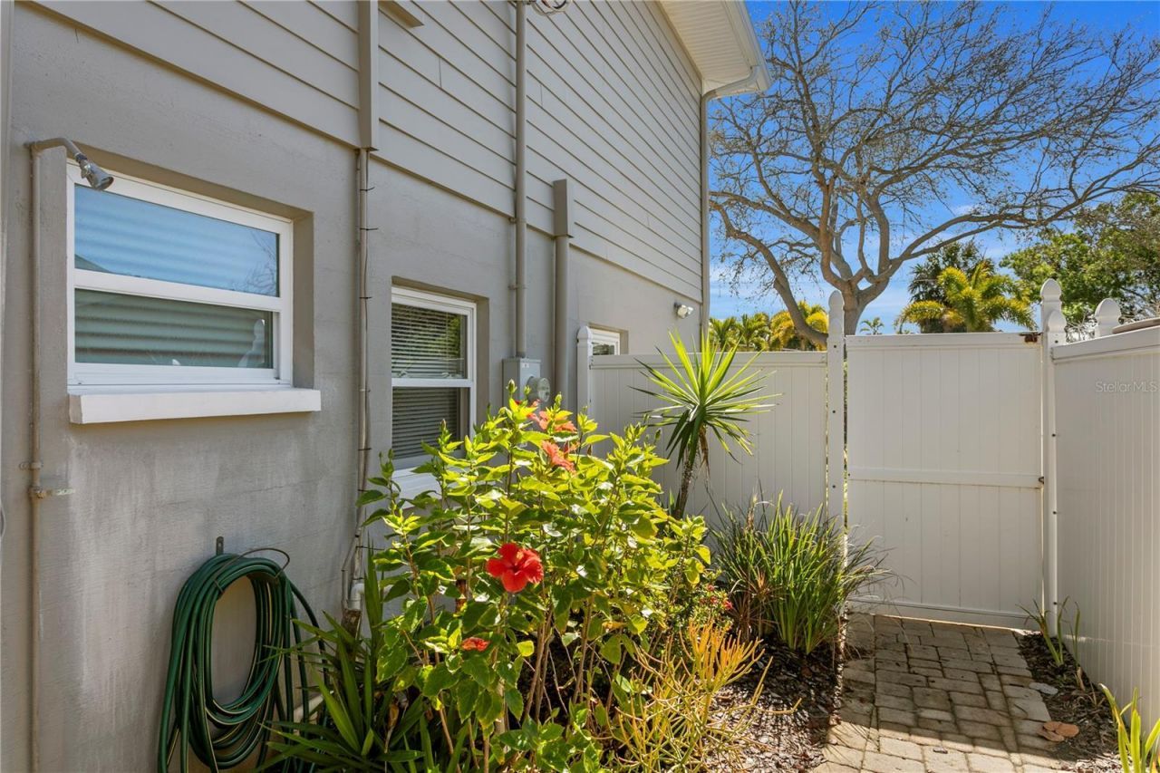 6604 Blue Heron Drive S, Saint Petersburg, FL 33707 Photo