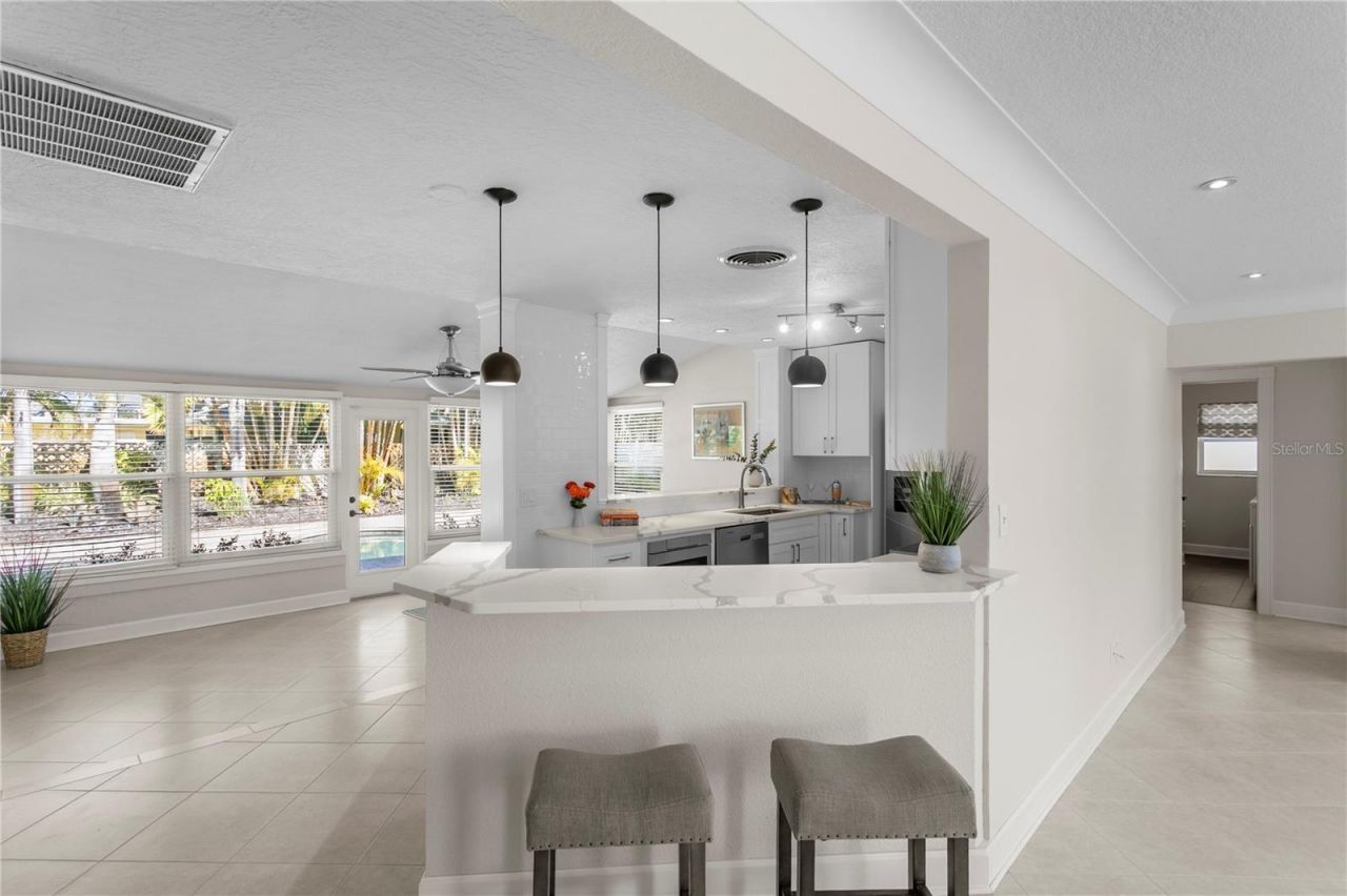 6604 Blue Heron Drive S, Saint Petersburg, FL 33707 Photo