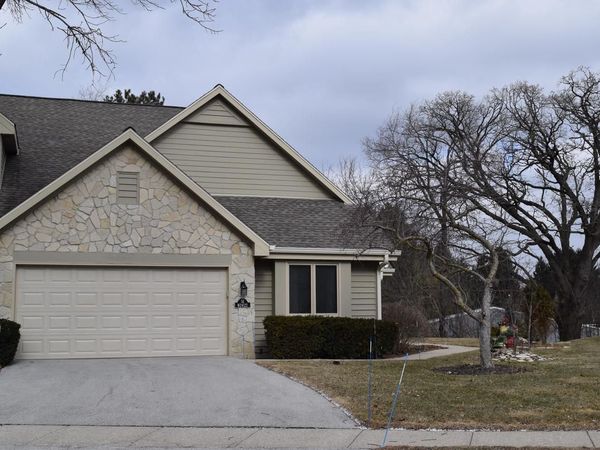 N22 W24122 Cloister CIRCLE, Unit 5 E, Pewaukee, WI 53072