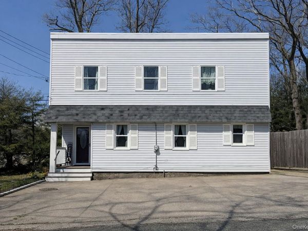 2 Lakeland Place, Farmingville, NY 11738