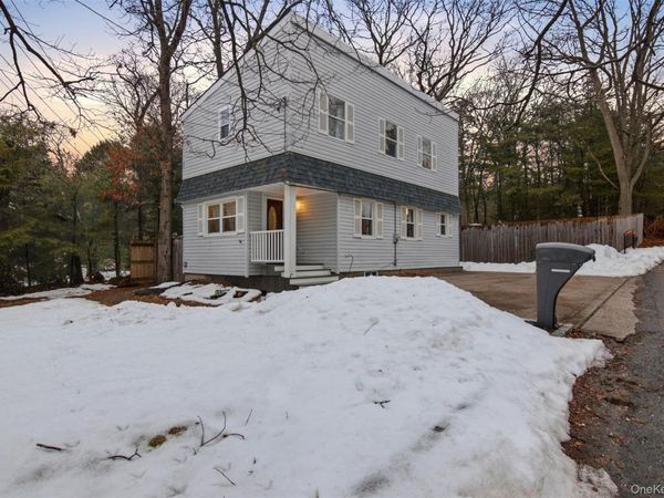 2 Lakeland Place, Farmingville, NY 11738