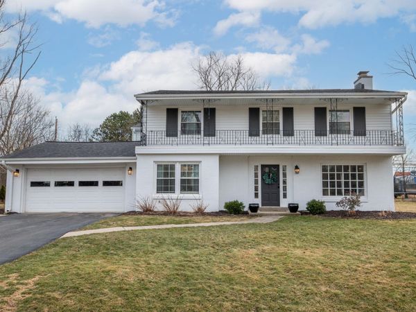 231 E Fox Dale Rd, Fox Point, WI 53217