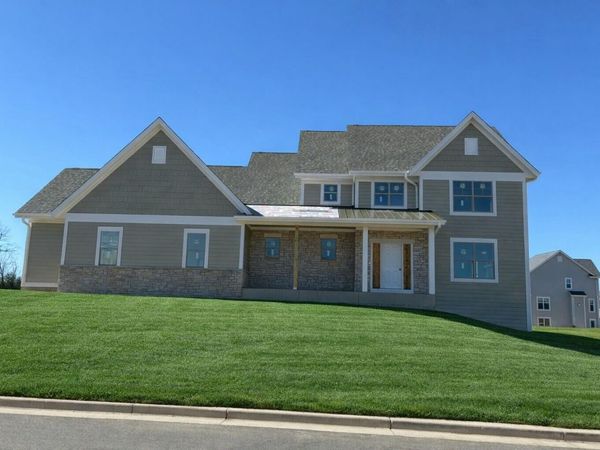 W192N5437 Red Crown Ln, Menomonee Falls, WI 53051