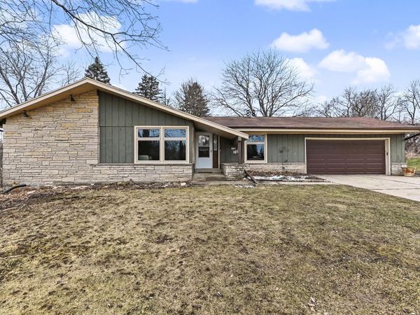 3355 S Cari Adam Dr, New Berlin, WI 53146