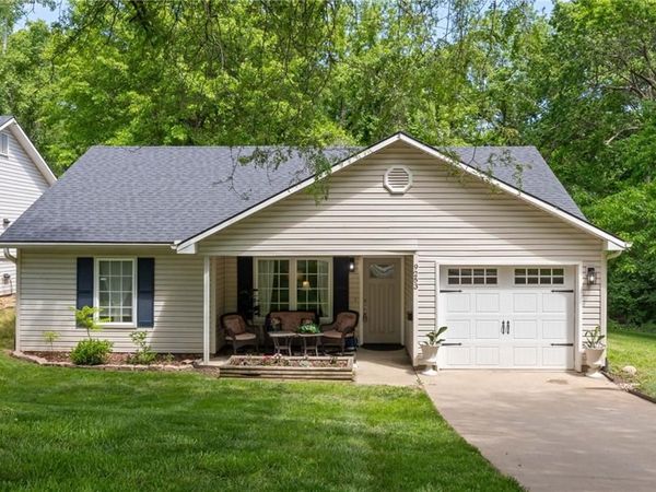 9253 Walnut Street, Kansas City, MO 64114