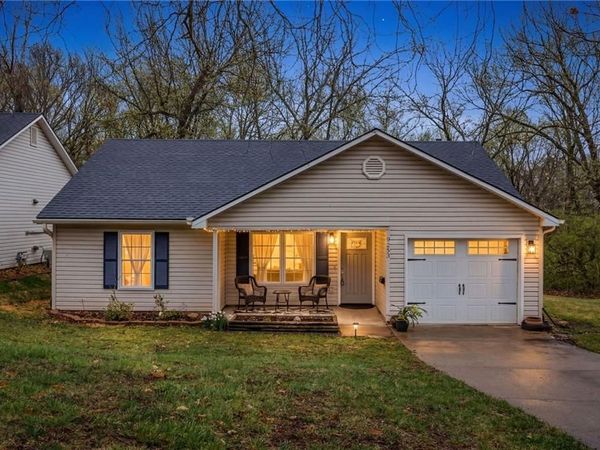 9253 Walnut Street, Kansas City, MO 64114