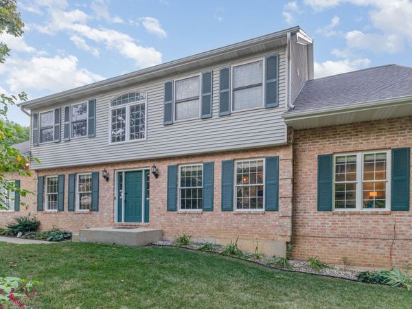 1352 Laurel Oaks Drive , Streamwood, IL 60107