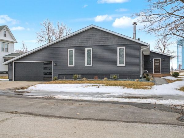 810 Main Street, IA 50154