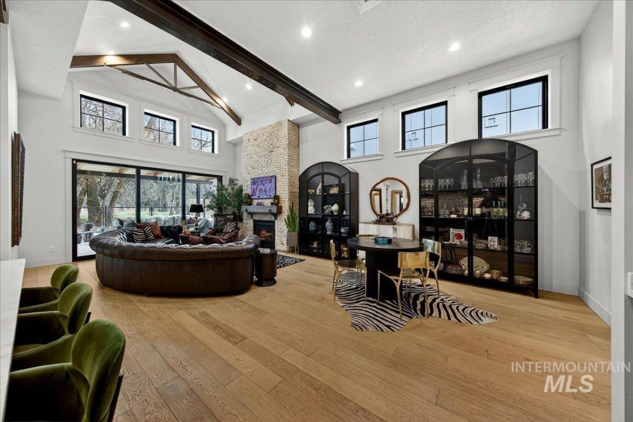 152 S Carbon Rivet Ave primary photo