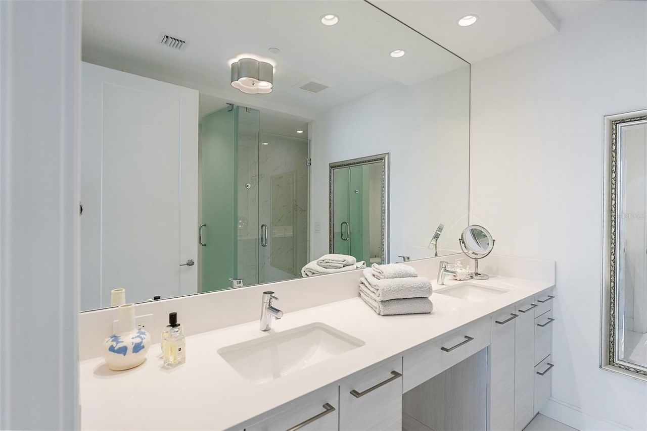 100 1st Avenue N, Unit 2703, Saint Petersburg, FL 33701 Photo