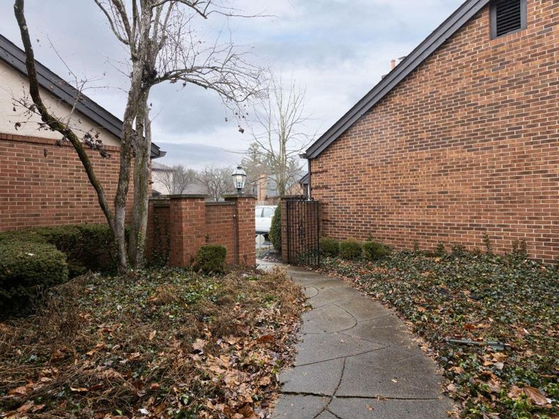 5671 Bastille Place , Columbus, OH 43213 Photo 3