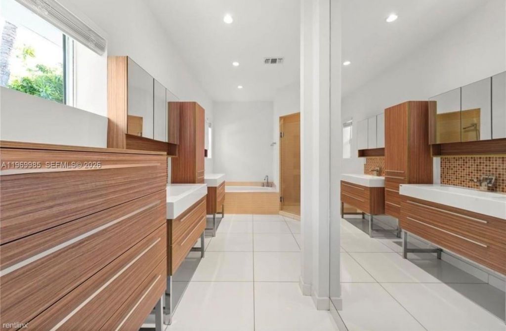 1025 Belle Meade Island Dr , Miami, FL 33138 Photo