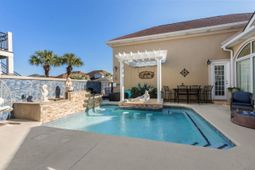 837 Bluffview Dr. photo 4