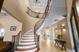 837 Bluffview Dr. photo 4