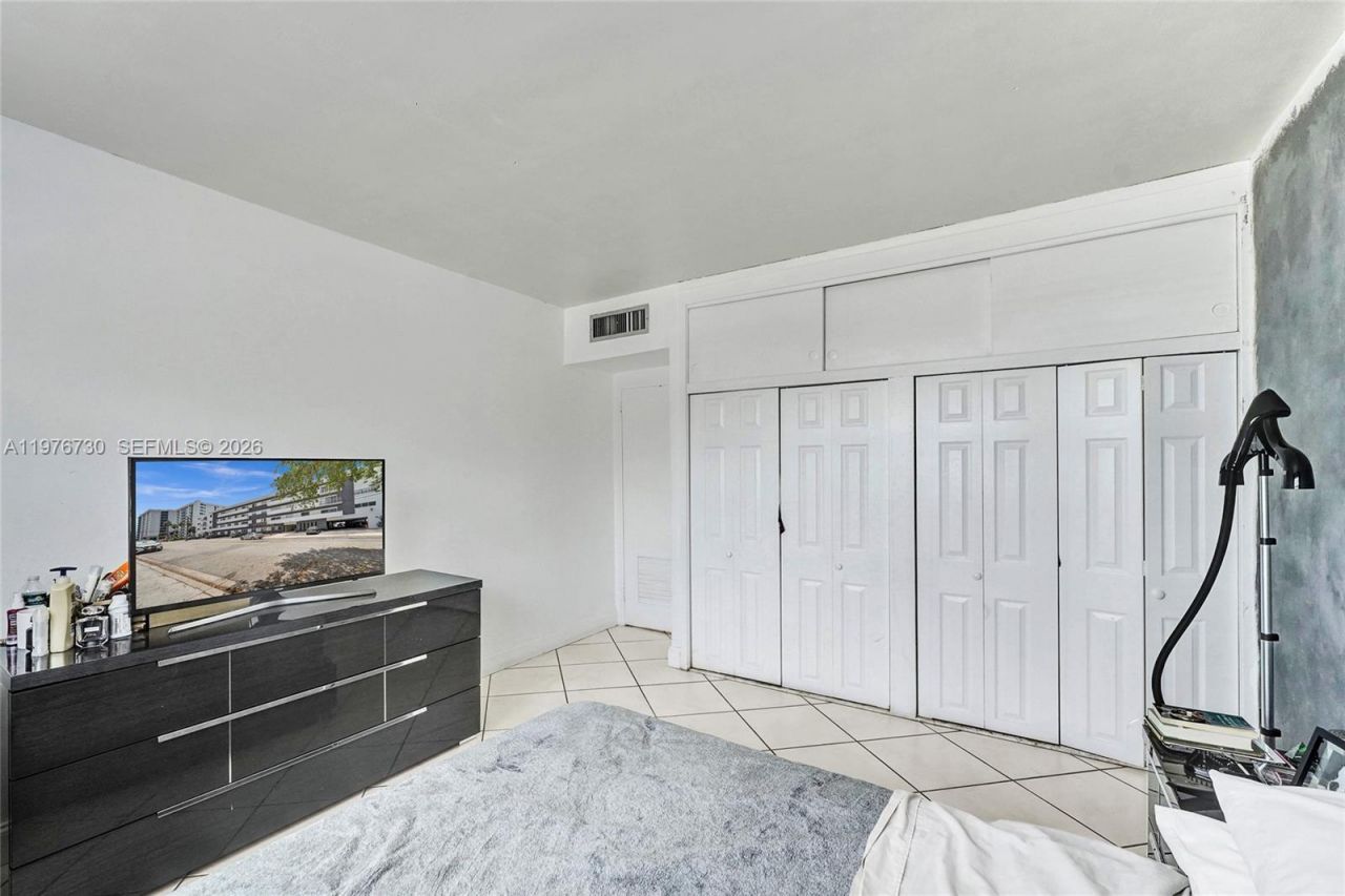 1880 S Treasure Dr , Unit 2G, North Bay Village, FL 33141 Photo