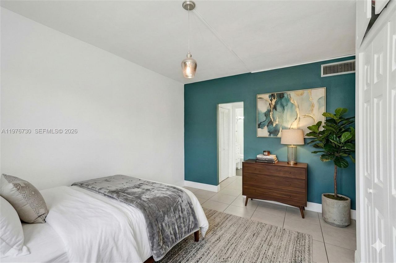 1880 S Treasure Dr, Unit 2G, North Bay Village, FL 33141 Photo