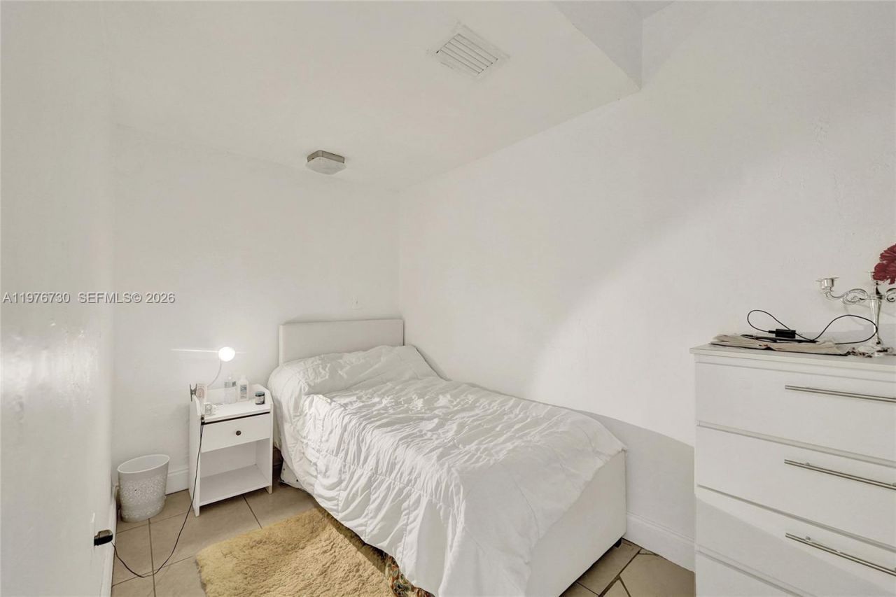 1880 S Treasure Dr , Unit 2G, North Bay Village, FL 33141 Photo