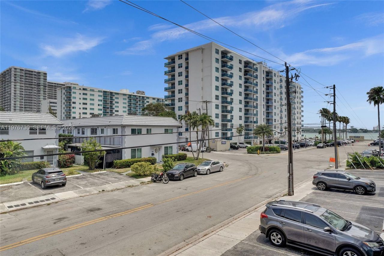 1880 S Treasure Dr , Unit 2G, North Bay Village, FL 33141 Photo