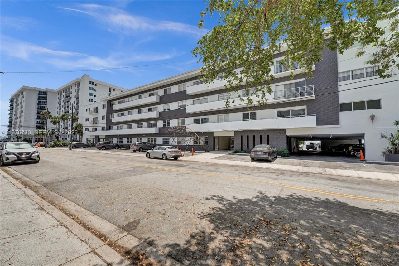 1880 S Treasure Dr , Unit 2G, North Bay Village, FL 33141 Photo