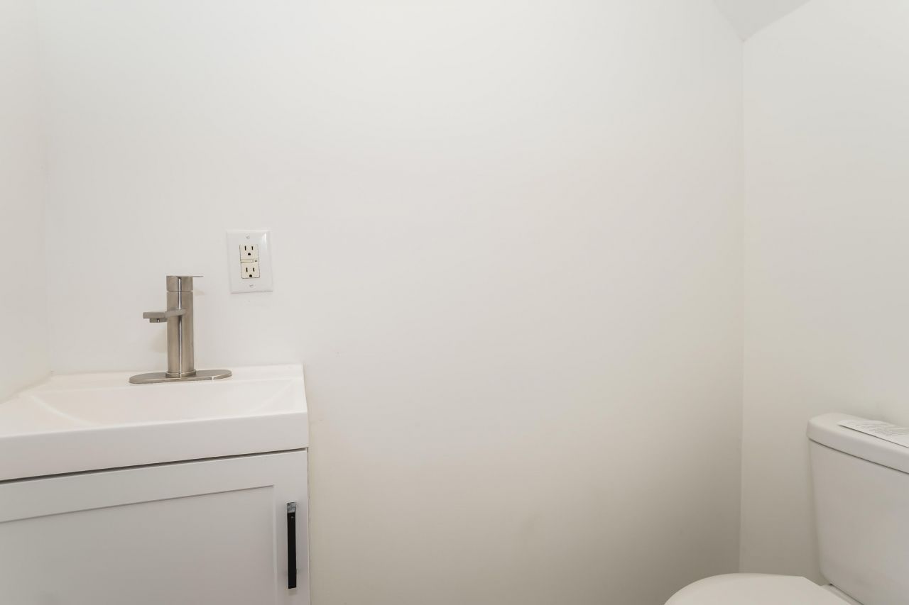 12 1/2 Nunan Street Photo 16