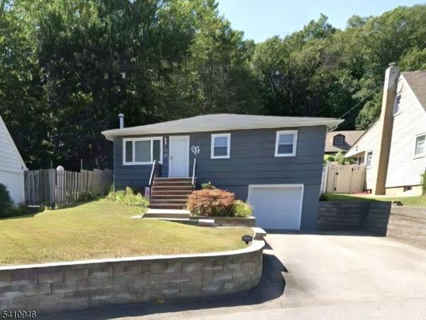 10 Sunrise Ave, Bloomingdale, NJ 07403