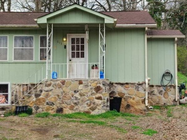 613 W 4th Ave , Lenoir City, TN 37771