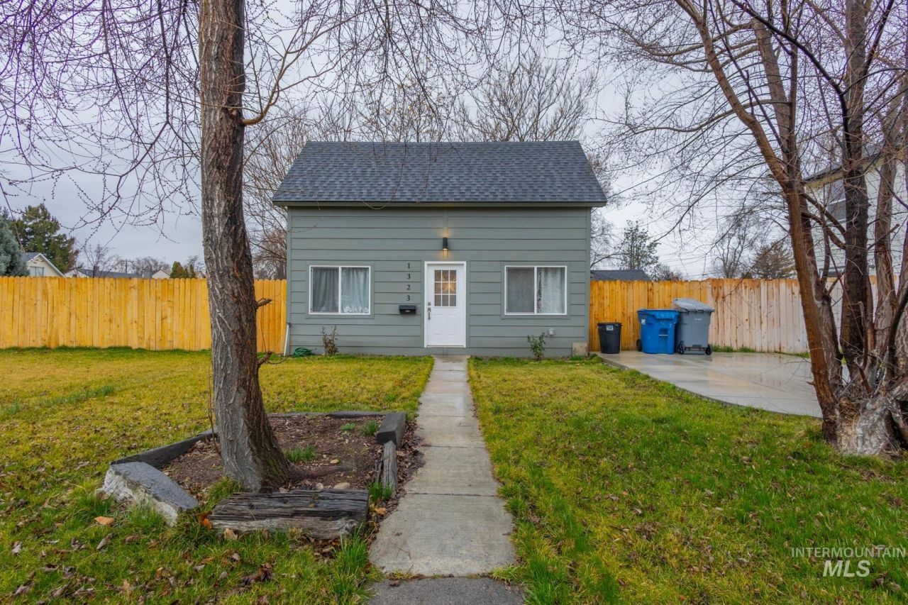 1323 S 11th St, Nampa, ID 83651 Main Photo