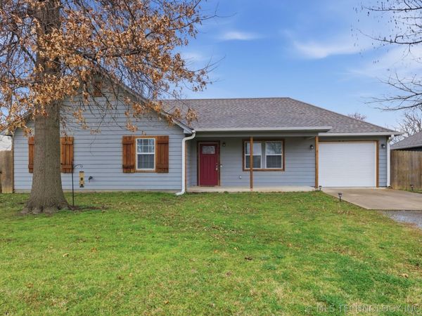412 E Stacy Avenue , Chouteau, OK 74337