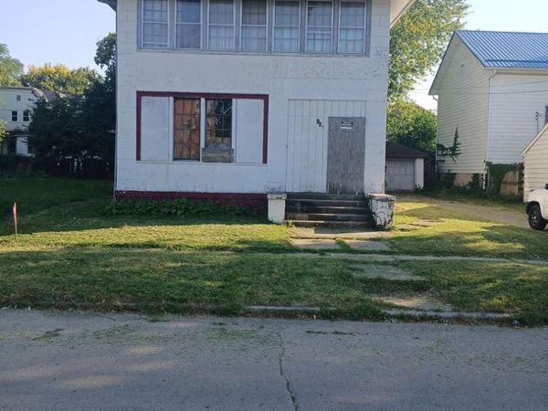 105 W Pleasant Street, Freeport, IL 61032