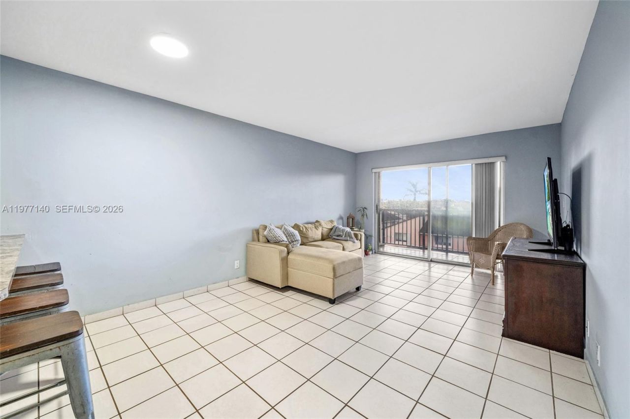 8005 Lake Dr , Unit 404, Doral, FL 33166 Photo