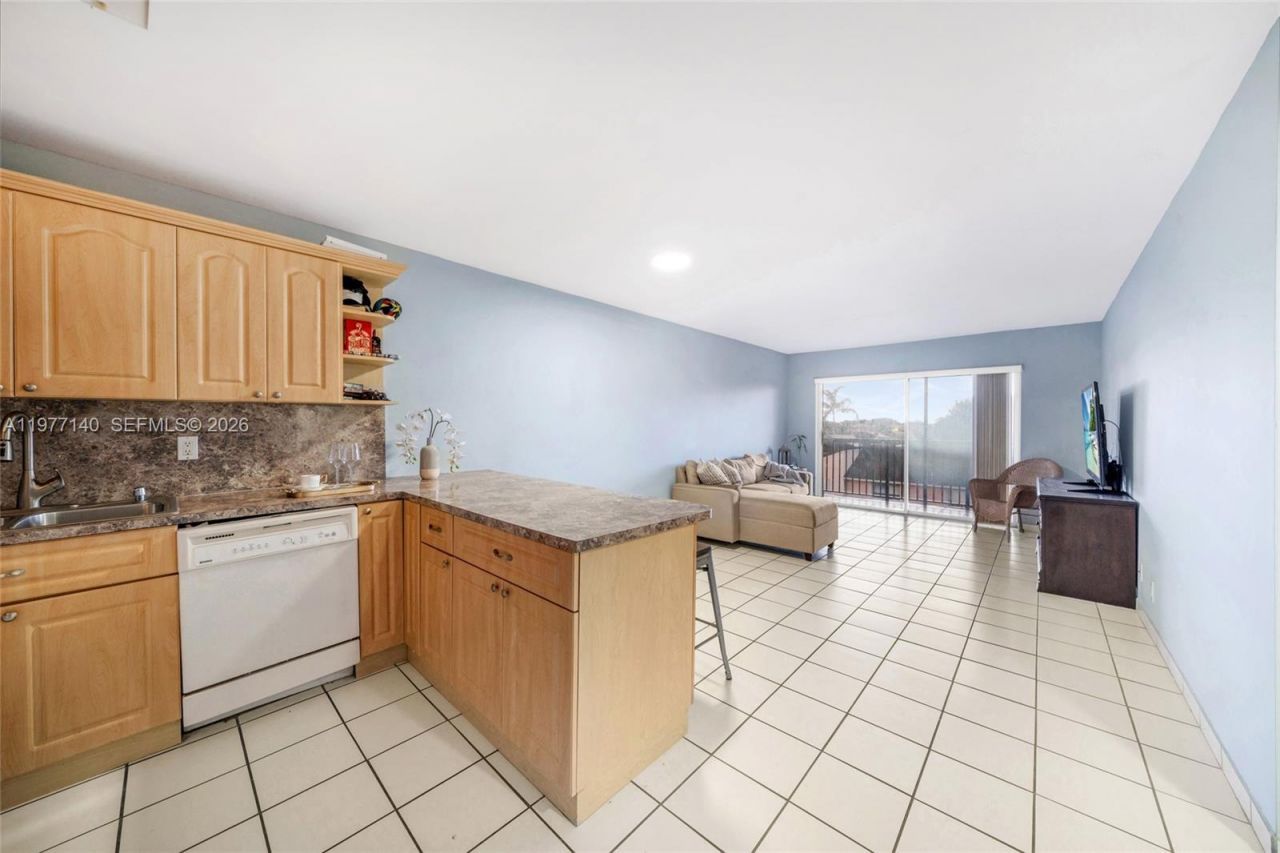 8005 Lake Dr , Unit 404, Doral, FL 33166 Photo