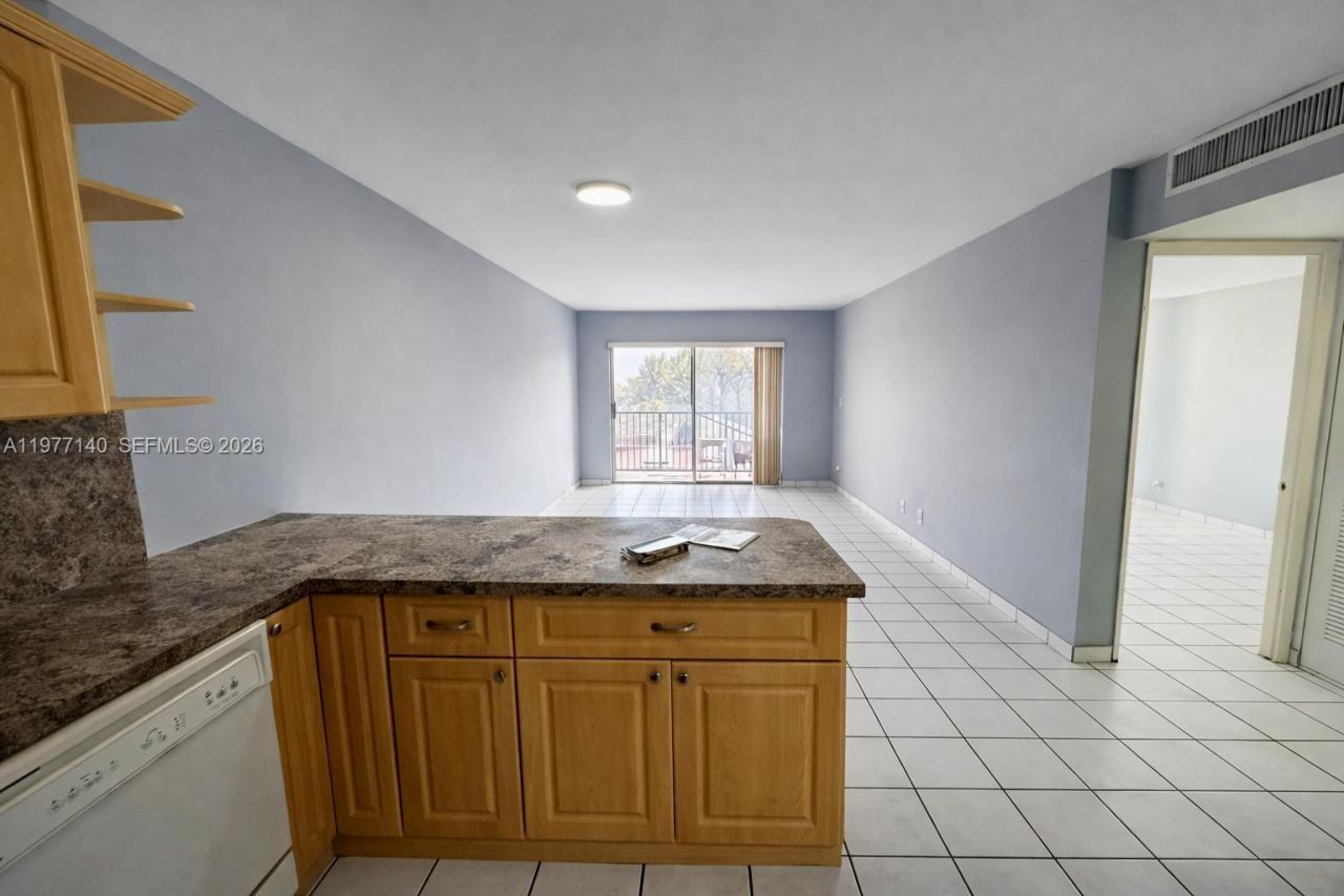 8005 Lake Dr , Unit 404, Doral, FL 33166 Photo