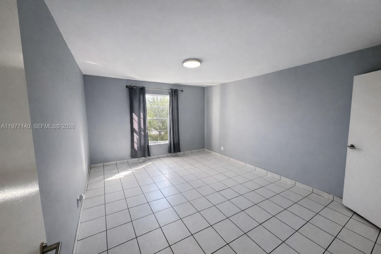 8005 Lake Dr , Unit 404, Doral, FL 33166 Photo