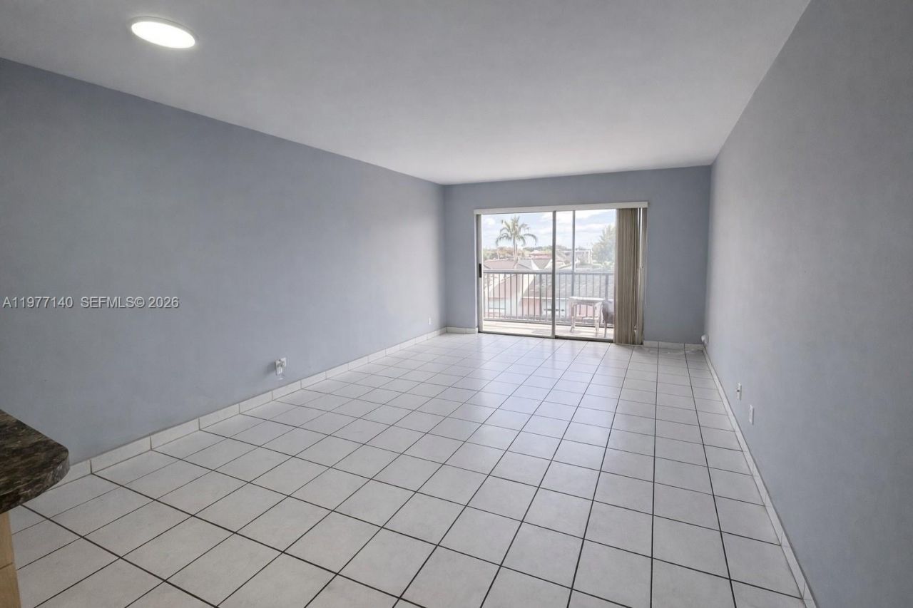 8005 Lake Dr , Unit 404, Doral, FL 33166 Photo