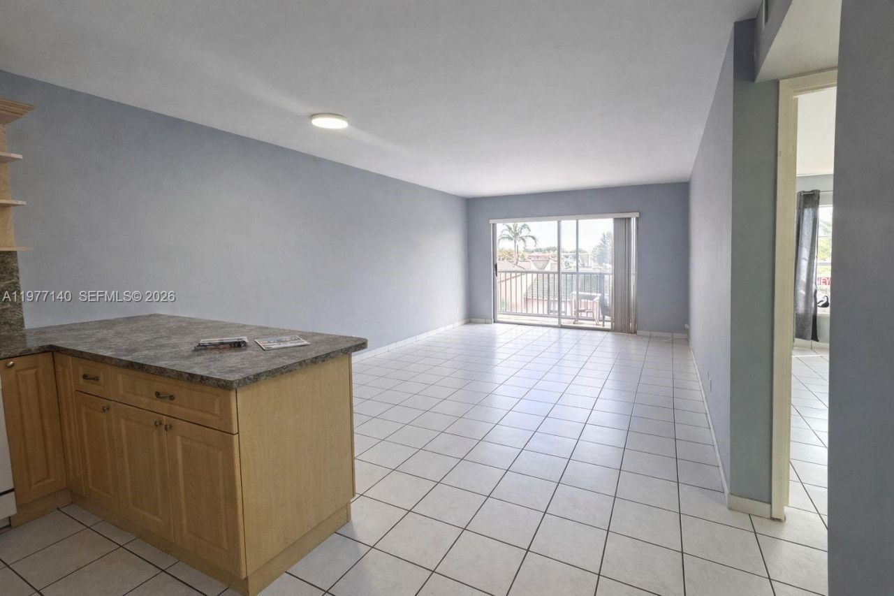 8005 Lake Dr , Unit 404, Doral, FL 33166 Photo