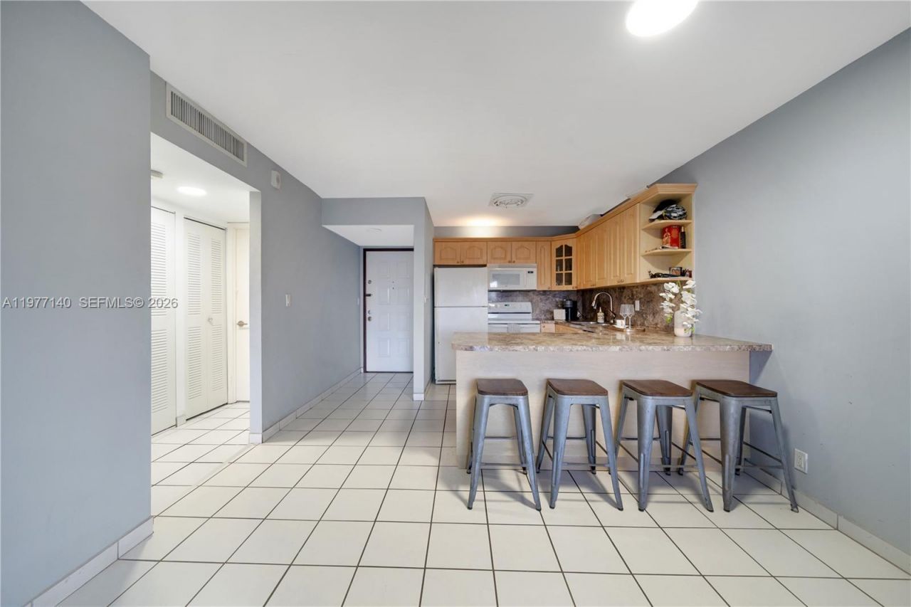 8005 Lake Dr , Unit 404, Doral, FL 33166 Photo