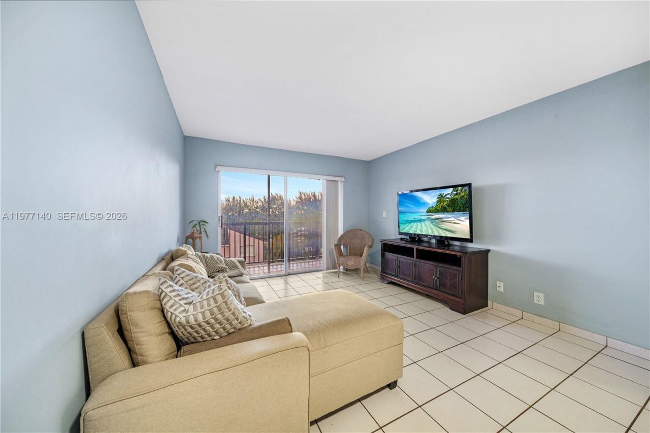 8005 Lake Dr , Unit 404, Doral, FL 33166 Photo