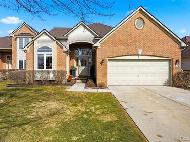 6140 Warwick Drive, Commerce Twp, MI 48382
