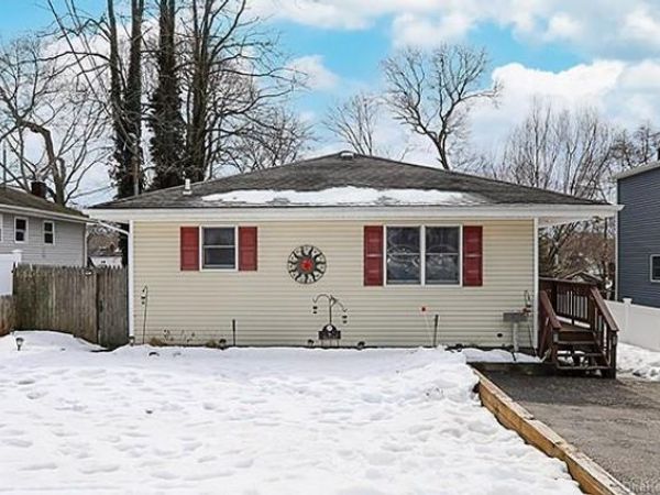 6 Oakdale Avenue , Selden, NY 11784