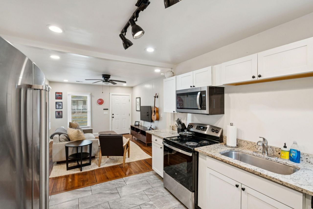 2712 E Surrey Photo 10