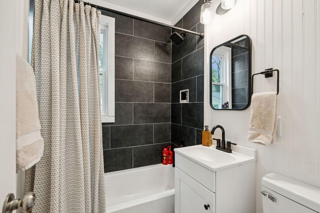 2712 E Surrey Photo 15