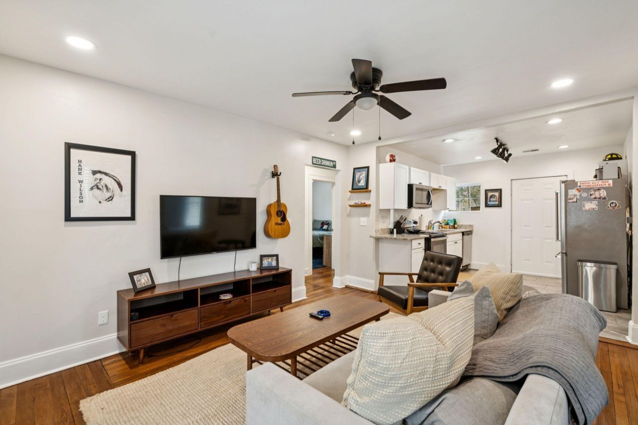 2712 E Surrey Photo 5