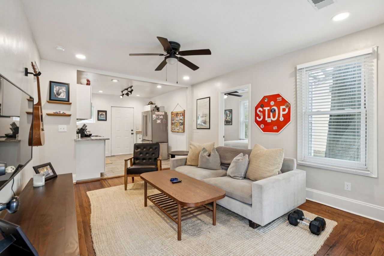 2712 E Surrey Photo 6