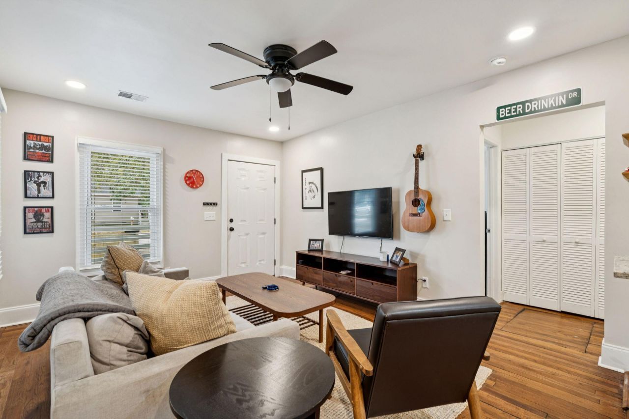 2712 E Surrey Photo 7