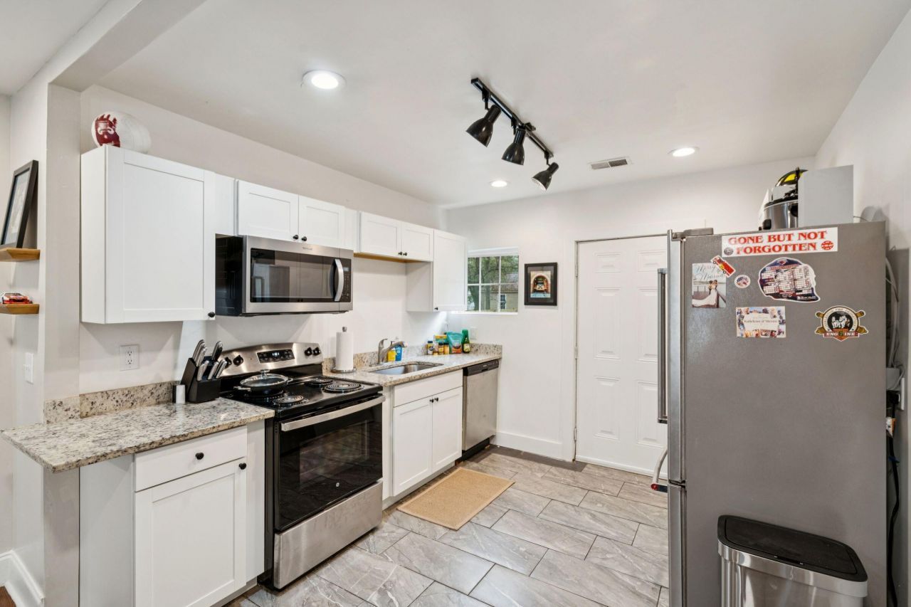 2712 E Surrey Photo 8